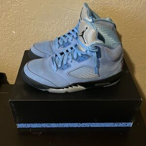 Jordan 5 UNC Blue Size 8. Rarely worn  EUC. These come with the box.